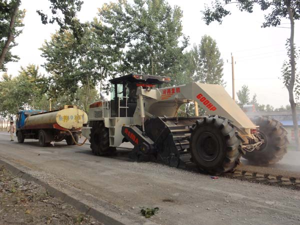 WR2300L，山東曹縣S348省道水穩(wěn)路基破碎