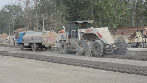WR2300L，G311國(guó)道河南永城段水穩(wěn)路基冷再生